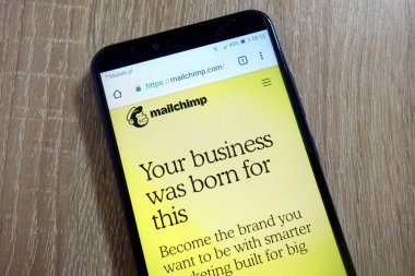 Konskie, Polonya - 10 Ocak 2019: smartphone üzerinde görüntülenen Mailchimp Web sitesi (mailchimp.com)