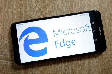 Konskie, Polonya - 10 Ocak 2019: smartphone üzerinde görüntülenen Microsoft Edge logosu