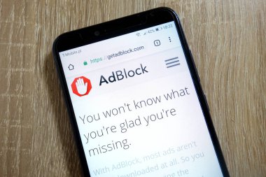 Konskie, Polonya - 10 Ocak 2019: smartphone üzerinde görüntülenen Adblock Web sitesi (getadblock.com)