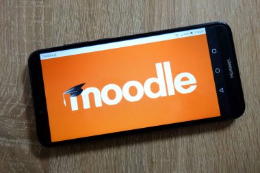 Konskie, Polonya - 10 Ocak 2019: smartphone üzerinde görüntülenen Moodle logosu