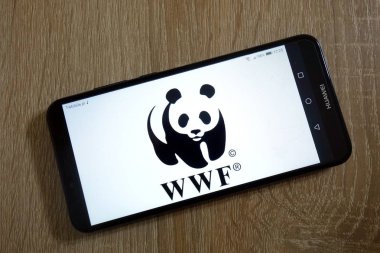 Konskie, Polonya - 11 Ocak 2019: Smartphone üzerinde görüntülenen doğa (Wwf) logo için World Wide Fund