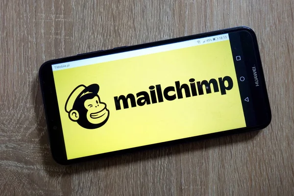 Konskie, Polonya - 10 Ocak 2019: smartphone üzerinde görüntülenen Mailchimp logosu