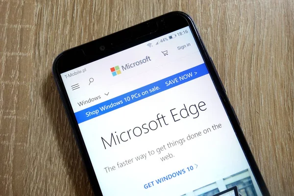Konskie, Polonya - 10 Ocak 2019: Microsoft Web sitesi Microsoft smartphone üzerinde görüntülenen Edge hakkında
