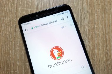Konskie, Polonya - 11 Ocak 2019: smartphone üzerinde görüntülenen Duckduckgo Web sitesi (duckduckgo.com)