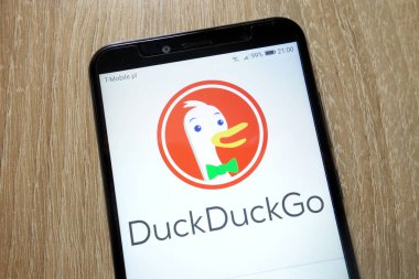 Konskie, Polonya - 11 Ocak 2019: smartphone üzerinde görüntülenen Duckduckgo Web sitesi (duckduckgo.com)