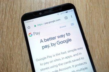 Konskie, Polonya - 11 Ocak 2019: smartphone üzerinde görüntülenen Google ödeme Web sitesi (pay.google.com)