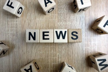 Tahta bloklar haber Word'den üstünde okul sırası
