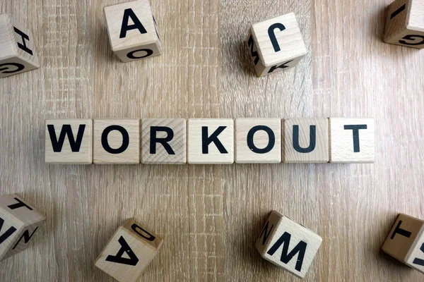 Trainingswort Aus Holzklötzen Auf Dem Schreibtisch — Stockfoto