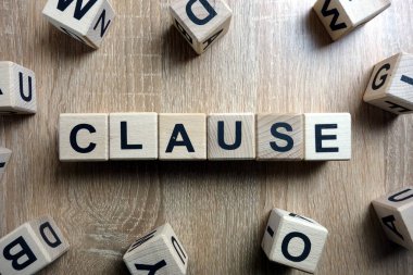 Tahta bloklar Word'den yan tümce üstünde okul sırası
