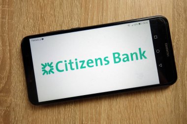 Konskie, Polonya - 22 Ocak 2019: smartphone üzerinde görüntülenen vatandaşlar banka logosu