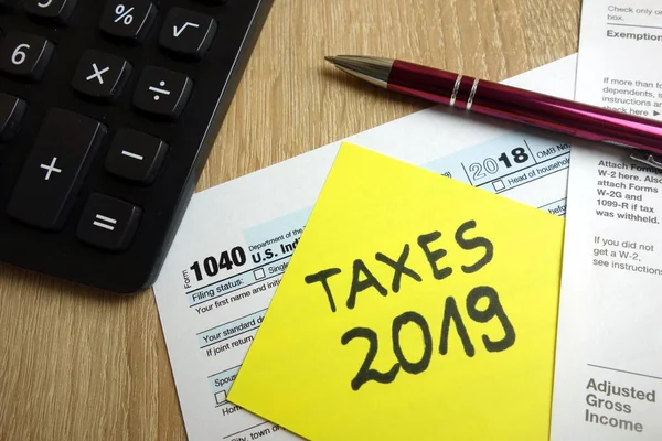 Formular 1040 Taschenrechner Und Stift Auf Dem Schreibtisch Steuersaison 2019 — Stockfoto