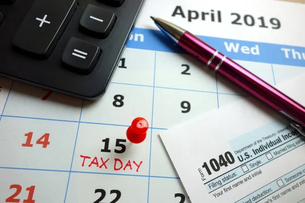 Tax Day Marked April 2019 Monthly Calendar 1040 Form Pen — Stock Photo, Image