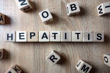 Tahta bloklar hepatit Word'den üstünde okul sırası
