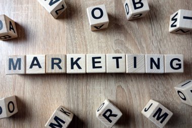 Tahta bloklar pazarlama Word'den üstünde okul sırası