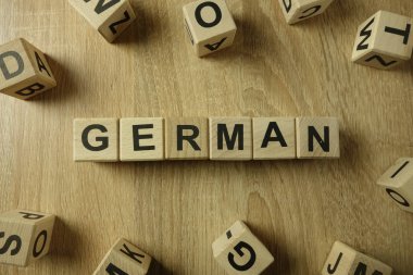 Tahta bloklar Alman Word'den üstünde okul sırası