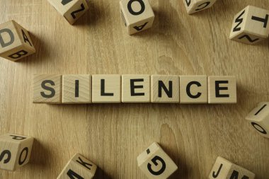 Tahta bloklar sessizlik Word'den üstünde okul sırası