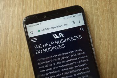 Konskie, Polonya - 31 Ocak 2019: smartphone üzerinde görüntülenen Western İttifak Bancorporation banka Web sitesi