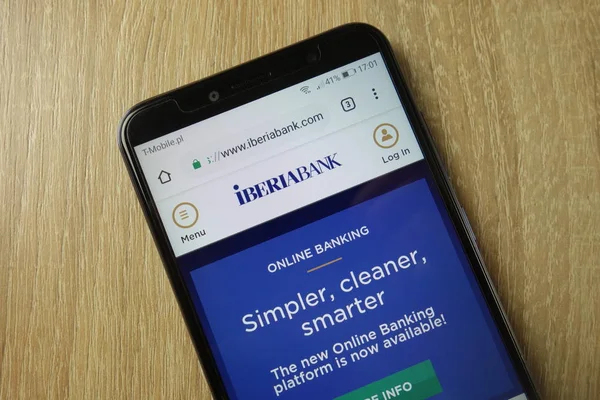 Konskie, Polen - 31. Januar 2019: Webseite der iberiabank corporation (www.iberiabank.com) auf dem Smartphone — Stockbild Konskie Polen Januar 2019 Webseite Der Iberiabank Corporation Www Iberiabank — Stockfoto