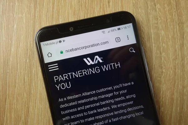 Konskie, polen - 31. Januar 2019: Webseite der Western Alliance Bancorporation Bank auf dem Smartphone — Stockbild Konskie Polen Januar 2019 Webseite Der Western Alliance Bancorporation Bank — Stockfoto
