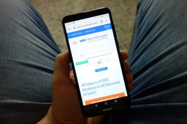 Konskie, Polonya - 08 Şubat 2019: Huawei smartphone ile Wordstream Web sitesi görüntülenen tutan adam. Modern teknoloji kavramı