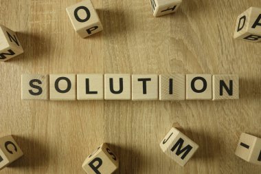 Tahta bloklar çözüm Word'den üstünde okul sırası