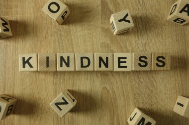 Tahta bloklar iyilik Word'den üstünde okul sırası