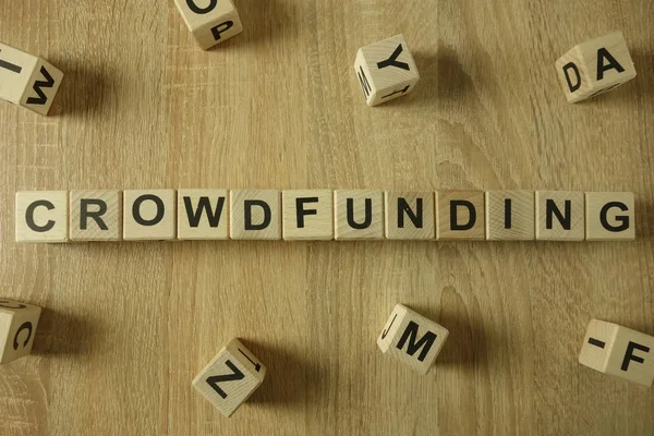 Λέξη Crowdfunding Από Ξύλινα Μπλοκ Στο Γραφείο — Φωτογραφία Αρχείου
