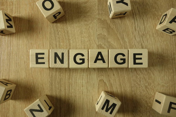 Сообщение из деревянных блоков на столе
