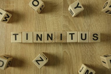 Tahta bloklar kulak çınlaması Word'den üstünde okul sırası