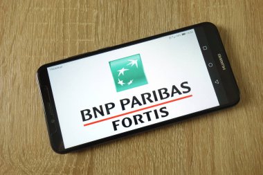 Konskie, Polonya - 15 Şubat 2019: smartphone üzerinde görüntülenen Bnp Paribas Fortis logosu
