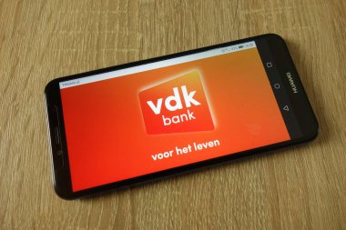 Konskie, Polonya - 15 Şubat 2019: smartphone üzerinde görüntülenen Vdk banka logosu
