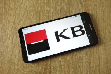Konskie, Polonya - 15 Şubat 2019: smartphone üzerinde görüntülenen Komercni banka (Kb) logo