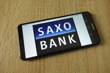 Konskie, Polonya - 15 Şubat 2019: smartphone üzerinde görüntülenen Saxo Bank logosu