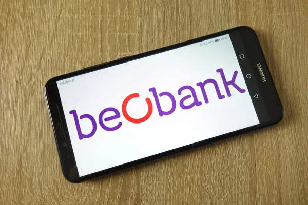 Konskie, Polonya - 15 Şubat 2019: smartphone üzerinde görüntülenen Beobank logosu