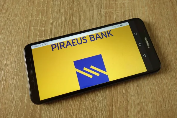 Конечи Польша Февраля 2019 Года Piraeus Bank Логотип Отображается Смартфоне — стоковое фото