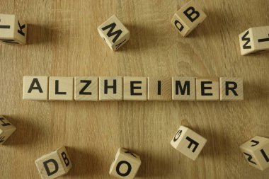 Tahta bloklar Alzheimer Word'den üstünde okul sırası