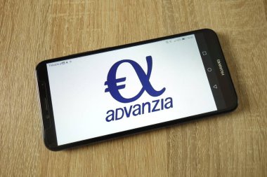 Konskie, Polonya - 11 Mart 2019: smartphone üzerinde görüntülenen Advanzia banka logosu