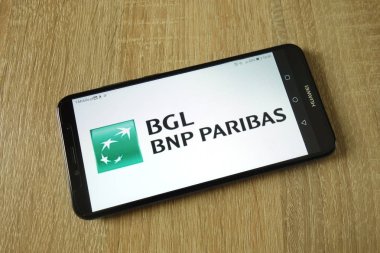 Konskie, Polonya - 11 Mart 2019: smartphone üzerinde görüntülenen Bgl Bnp Paribas banka logosu