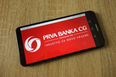 Konskie, Polonya - 11 Mart 2019: Prva banka smartphone üzerinde görüntülenen arada Gore reklam logosu