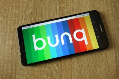Konskie, Polonya - 11 Mart 2019: smartphone üzerinde görüntülenen Bunq banka logosu