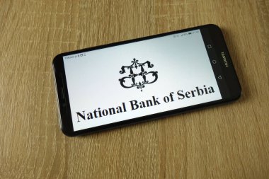 Konskie, Polonya - 14 Mart 2019: Ulusal Bankası smartphone üzerinde görüntülenen Sırbistan logosu