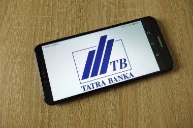 Konskie, Polonya - 14 Mart 2019: smartphone üzerinde görüntülenen Tatra banka logosu