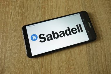 Konskie, Polonya - 14 Mart 2019: smartphone üzerinde görüntülenen Banco de Sabadell S.A. logosu
