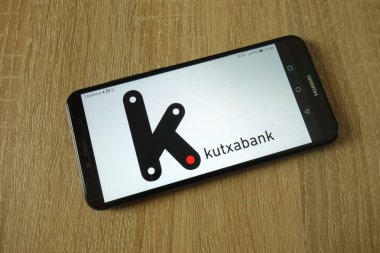 Konskie, Polonya - 14 Mart 2019: smartphone üzerinde görüntülenen Kutxabank S.A. logosu