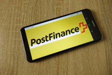 Konskie, Polonya - 14 Mart 2019: smartphone üzerinde görüntülenen Postfinance logosu