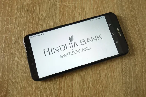 スマート フォンに表示される Konskie ポーランド 2019 Hinduja 銀行スイス株式会社ロゴ — ストック写真