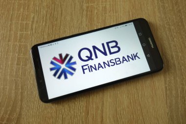 Konskie, Polonya - 16 Mart 2019: smartphone üzerinde görüntülenen Qnb Finansbank a.ş. logo