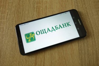 Konskie, Polonya - 16 Mart 2019: smartphone üzerinde görüntülenen Oschadbank logosu