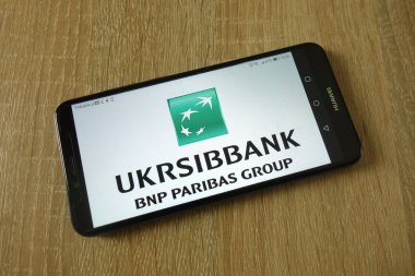 Konskie, Polonya - 16 Mart 2019: smartphone üzerinde görüntülenen Ukrsibbank logosu