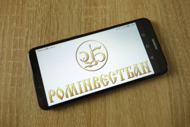 Konskie, Polonya - 16 Mart 2019: smartphone üzerinde görüntülenen Prominvestbank logosu
